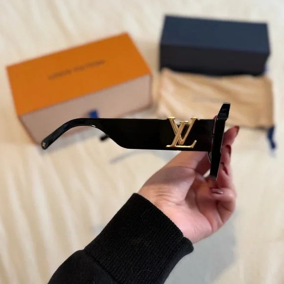 Louis Vuitton Black Hexagonal Oversized Sunglasses - Picture 6 of 7